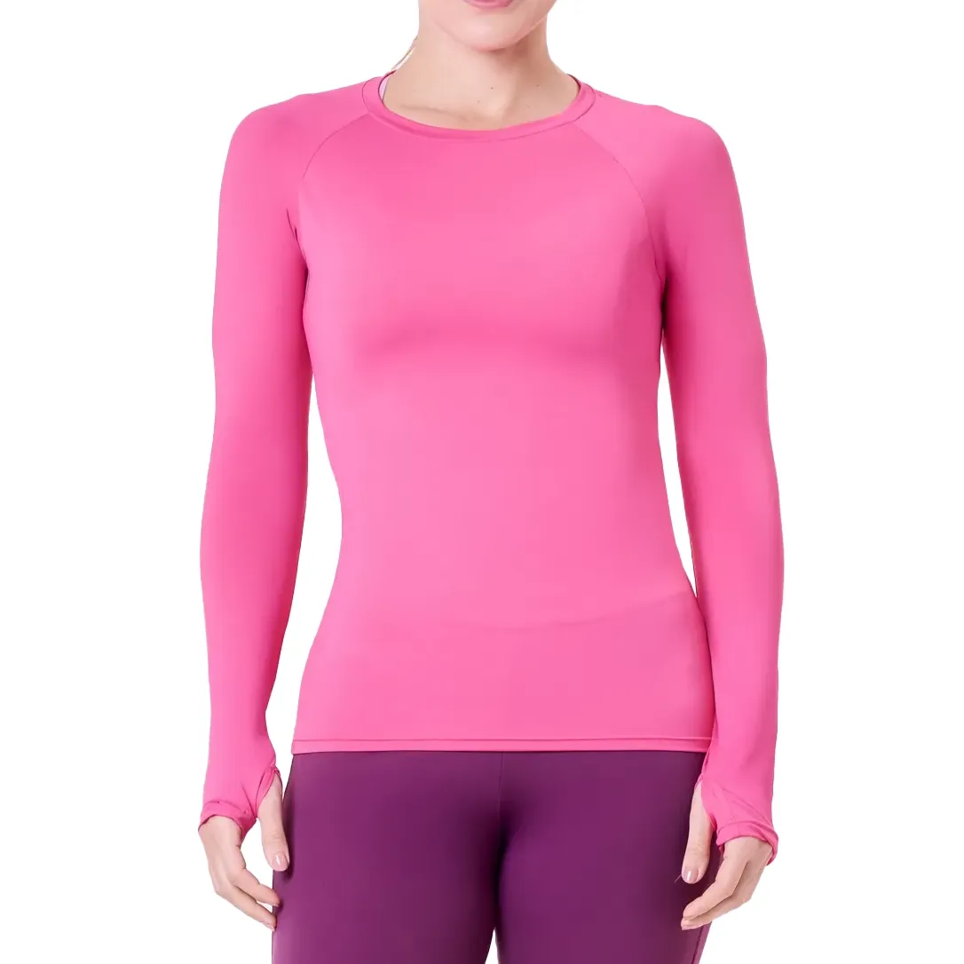 Mulher vestindo blusa feminina rosa de manga longa com ajuste justo e tecido leve